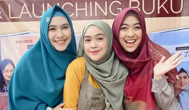 Foto: Foto Bertiga, Pesan Manis Oki Setiana Dewi untuk Kedua Adiknya Bikin Haru Dijuluki 'Sister Goals'