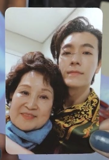 Bikin Fans Heboh Ketemu Camer, Donghae Selipkan Foto Selfie Bareng Sang Ibu di Album \'The Renaissance\'