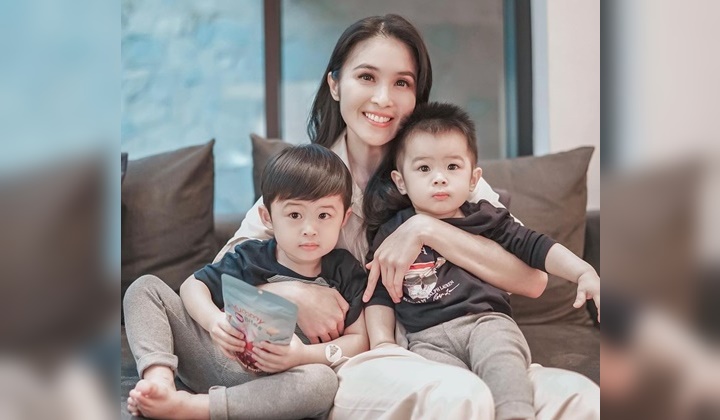 Foto: Cerita Sandra Dewi Dibuat Panik Seharian Usai Kedua Putra Tampan Alami Kejadian Ini