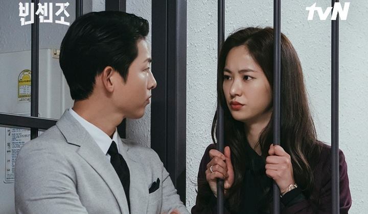 Foto: Song Joong Ki dan Jeon Yeo Bin Ternyata Belajar Berkali-kali Adegan Pelukan di 'Vincenzo'