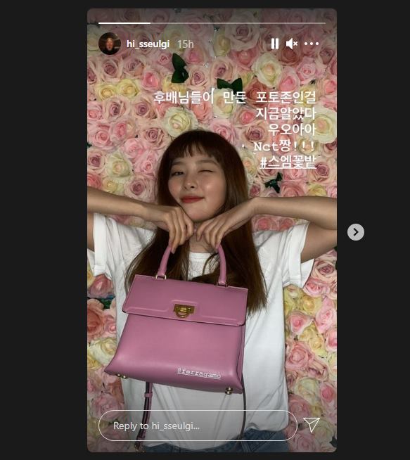 Seulgi Red Velvet membagikan potretnya dengan background bunga yang dibuat oleh beberapa member NCT