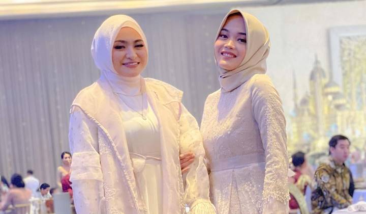 Foto: Adu OOTD Hijab Putri Delina dan Nathalie Holscher, Cocok Ditiru Buat Buka Bersama!