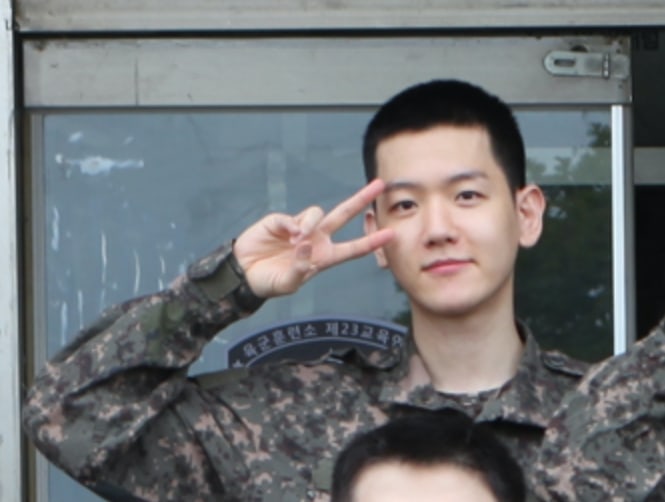 Obati Rindu Penggemar, Baekhyun Malah Bikin Gemes Pose Menawan Pakai Seragam Militer