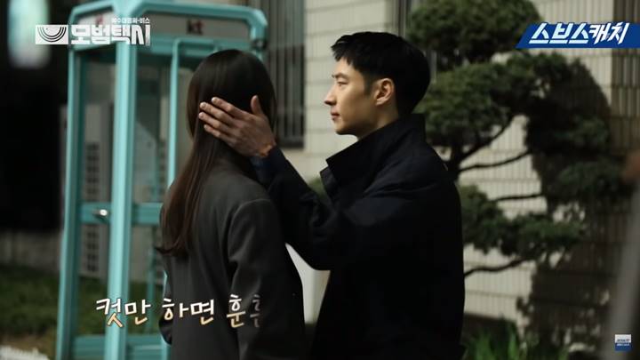 Lee Je Hoon membelai rambut Esom usai keduanya melakukan adegan bersama di \'Taxi Driver\'
