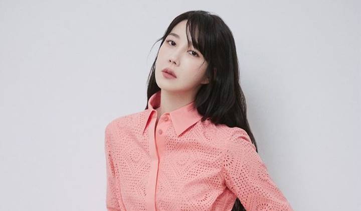 Foto: Lee Ji Ah Tampil Konsep Girl Crush di Pemotretan Baru, Aktris Ini Langsung Beri Pujian