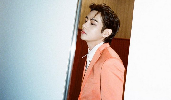 Foto: Sutradara 'Hospital Playlist' dan Seri 'Reply' Kirim Kode Ingin Ajak V BTS Bintangi Drama Bareng