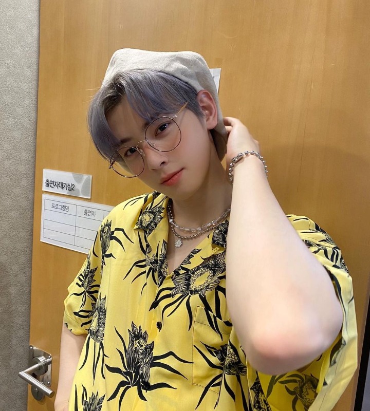 Cha Eun Woo Memakai Kacamata Oval