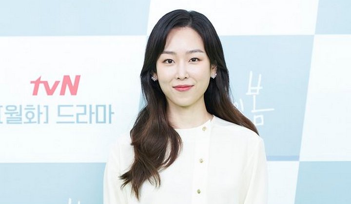 Foto: Seo Hyun Jin Akui Tak Terbebani Julukan Ratu Romcom Saat Bintangi 'You Are My Spring'