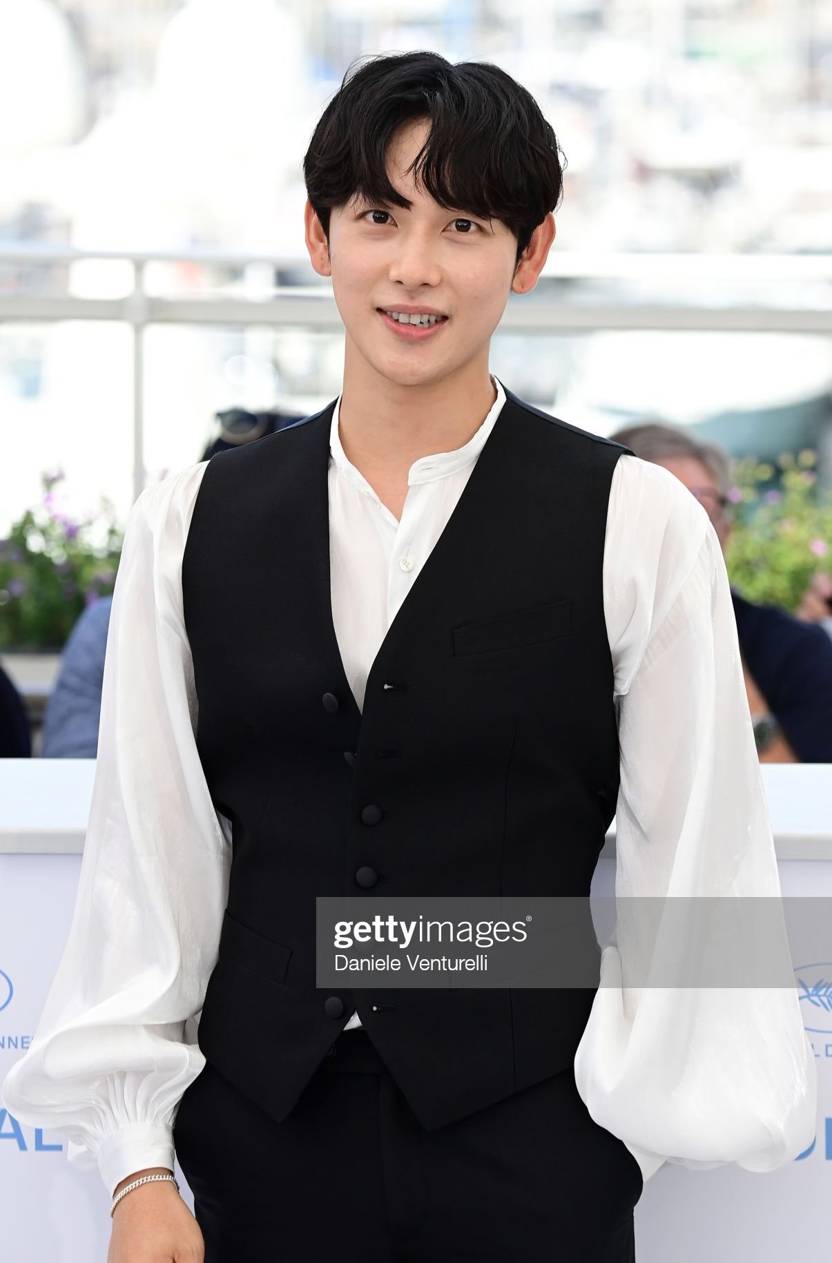 Tampil Bak Pangeran Negeri Dongeng di Festival Cannes, Visual Menawan Siwan Tuai Sorotan