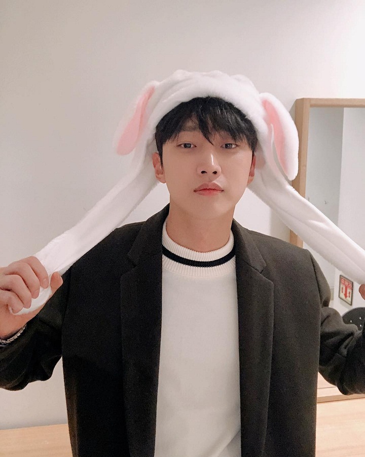 Jinyoung Menggemaskan Dengan Topi Kelinci