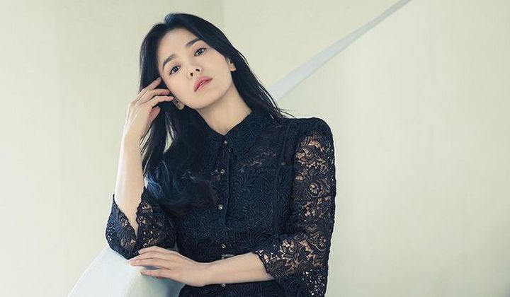 Foto: Song Hye Kyo 10 Tahun Konsisten Donasi Buku Tentang Korea, Netter: Definisi Cantik Luar Dalam