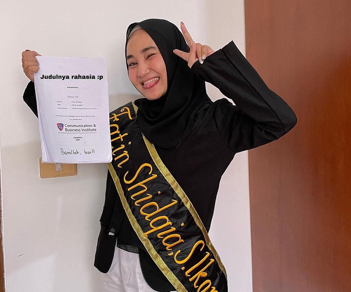 Outfit 3: Bernuansa Khas Sidang Skripsi