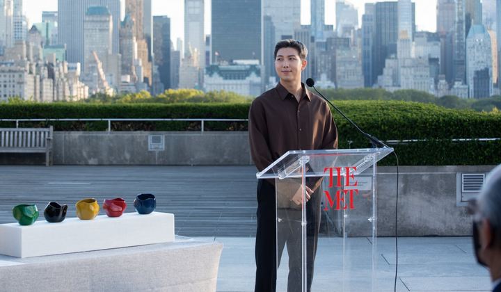Foto: Sampaikan Pidato di Metropolitan Museum of Art, Penampilan RM BTS Dipuji Bak Politikus Muda