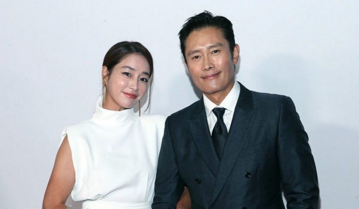 Foto: Momen Langka, Lee Byung Hun Gandeng Sang Istri Lee Min Jung di Pesta Oscar di LA