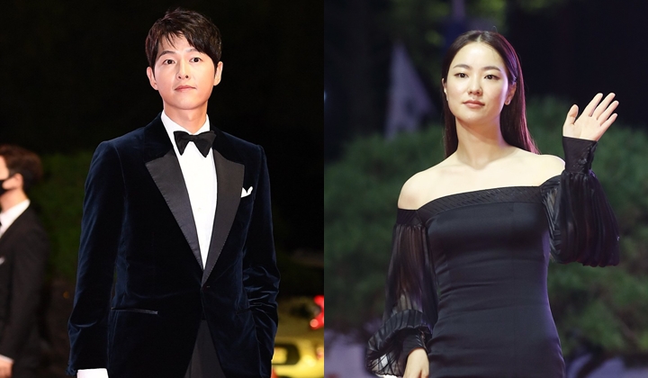 Foto: Song Joong Ki Ketahuan Curi Pandang dan Ngobrol Bareng Jeon Yeo Bin di Busan Film Festival
