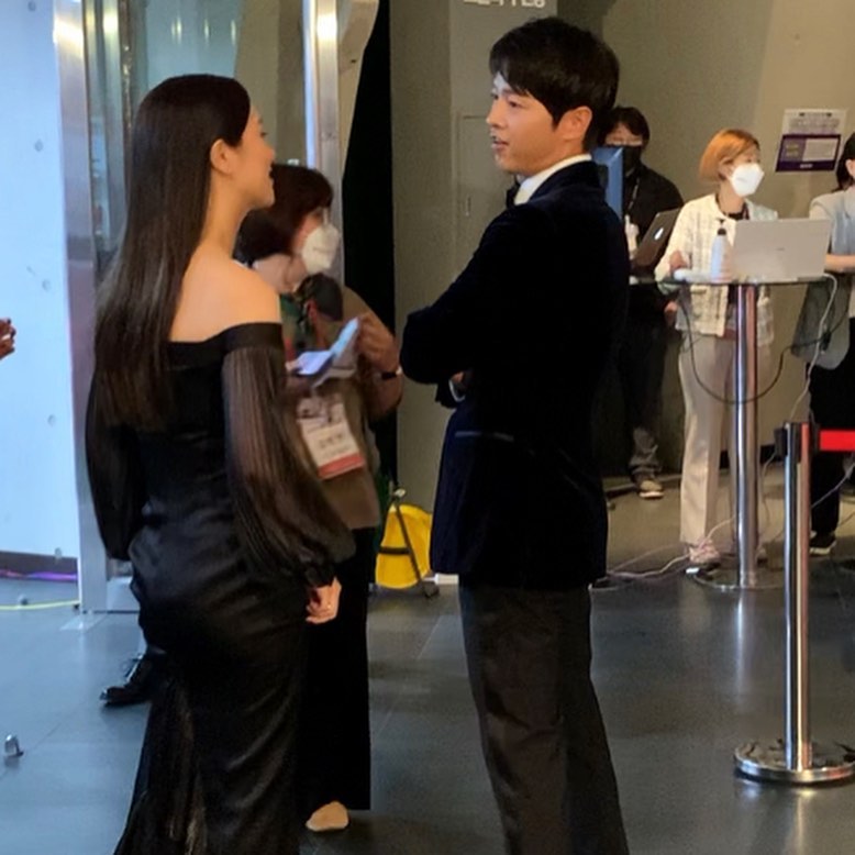 Bikin Geger, Song Joong Ki Ketahuan Curi Pandang dan Ngobrol Bareng Jeon Yeo Bin di Busan Film Festi