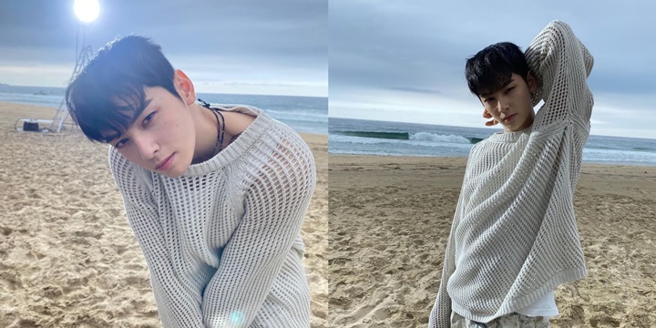 Cha Eun Woo ASTRO mengenakan sweater putih gading