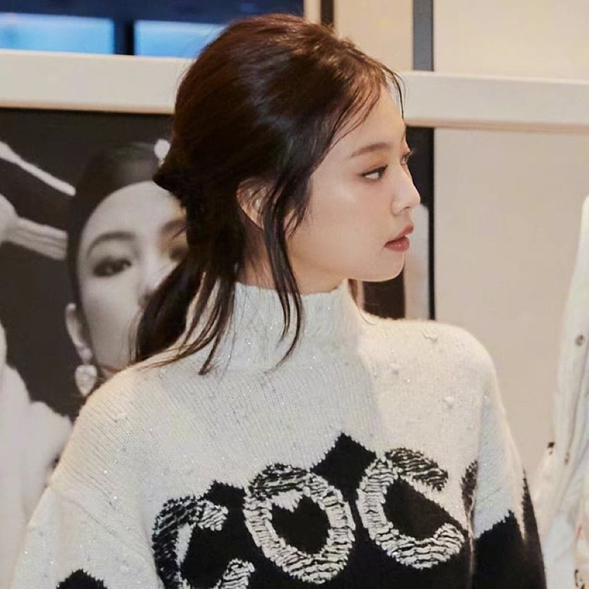 Tampil Menawan Bernuansa Monokrom di Pop Up Store Chanel,  Visual Jennie Jadi Perbincangan