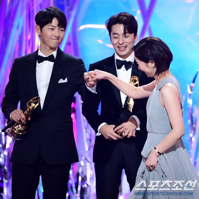 Bikin Gemas, Song Joong Ki Ajak Jeon Yeon Bin Tos di Panggung Blue Dragon Film Awards