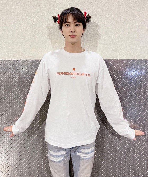 Jin BTS Sukses Bikin Fans Terpingkal Usai Tampil Gemesin Jadi Boneka \'Squid Game\'