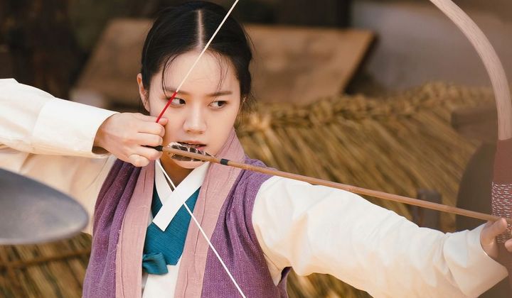 Foto: Hyeri Ungkap Alasan Bintangi Drama Saeguk Pertamanya 'Moonshine' dan Puji Yoo Seung Ho Cs