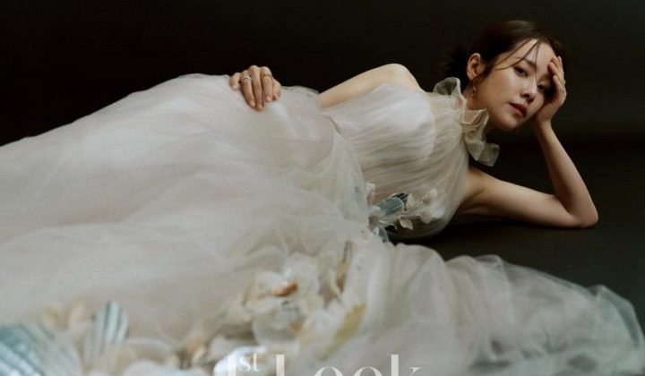 Foto: Tampil Glamour di Pemotretan, Han Ji Min Ungkap Pemikiran untuk Film Terbarunya 'A Year-End Medley'