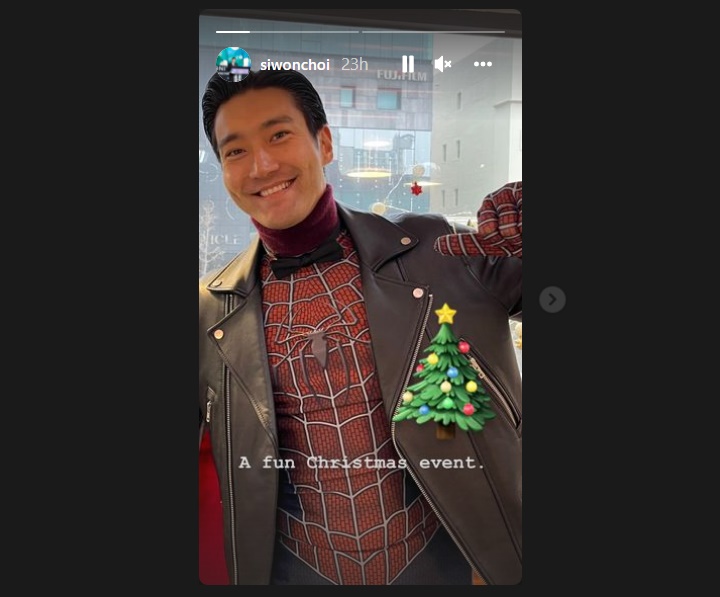 Choi Siwon Super Junior mengungkapkan menikmati momen di acara Hari Natal