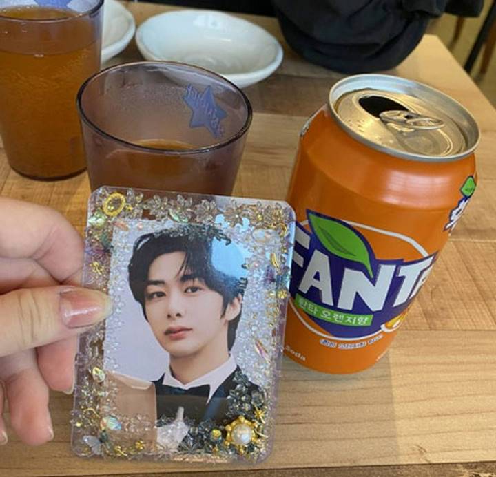 Penggemar MONSTA X membawa photocard milik Hyungwon kala mengunjungi resotran