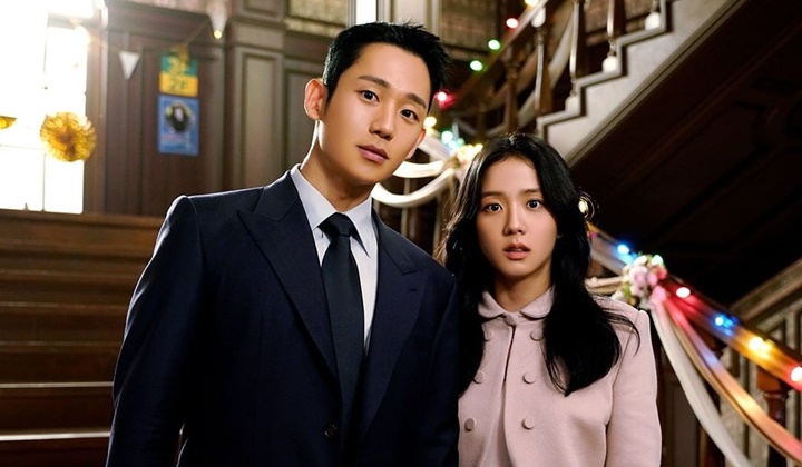 Foto: Jisoo BLACKPINK-Jung Hae In 'Tak Lepas' Gandengan Tangan meski Syuting Ciuman 'Snowdrop' Selesai