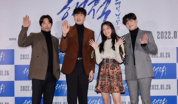 Foto: Sukses Dipasaran, Sutradara Puji Akting dan Totalitas Kang Ha Neul-Han Hyo Joo Cs di 'Pirates 2'