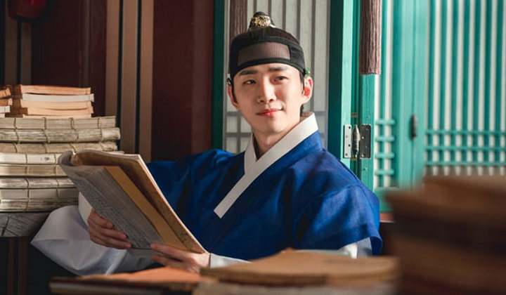 Foto: 'The Red Sleeve' Tembus 15%, Junho Tepati Janji Joged 'My House' Pakai Hanbok