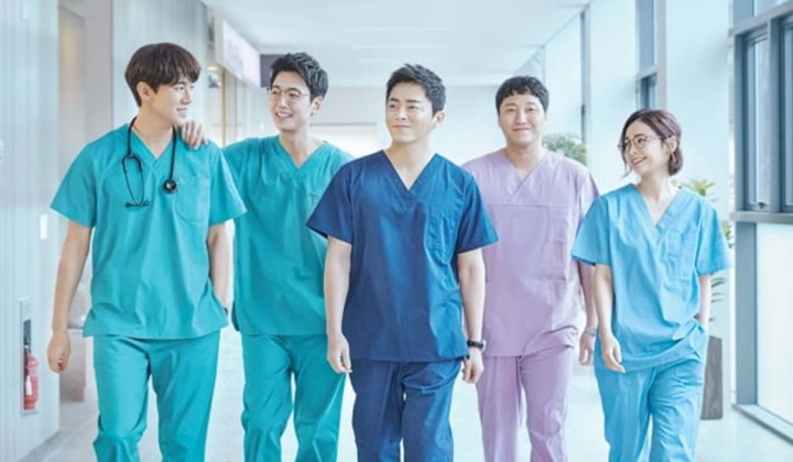 Foto: Tak Cuma Diduga 'Hospital Playlist' Season 3, Para Pemeran Kompak Foto Bareng Dikira Efek Ini