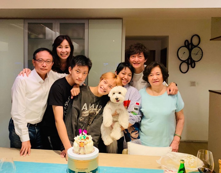 Yangyang WayV bersama keluarga besarnya
