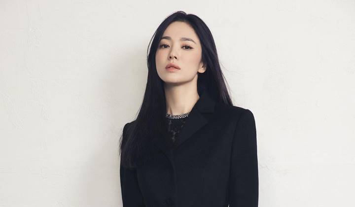 Foto: Dipuji Dispatch Cs, Song Hye Kyo Gabungkan Style Maskulin & Klasik di Prescon 'The Glory'