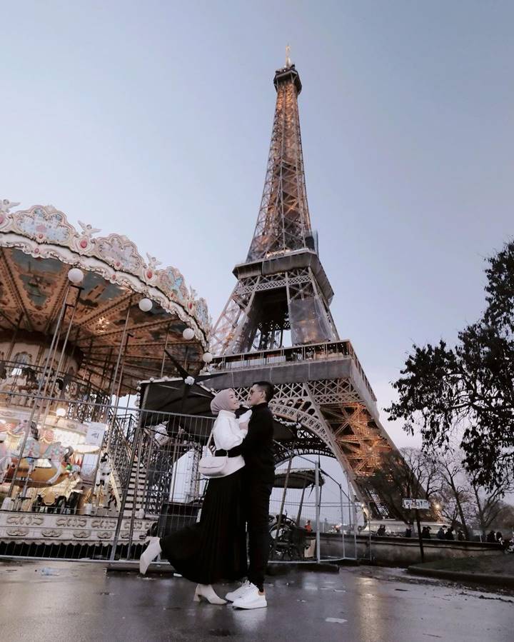 Romantis di Bawah Menara Eiffel
