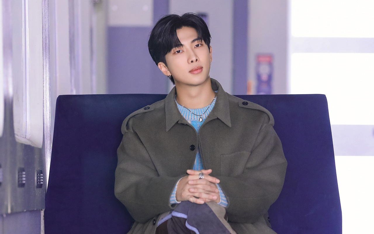 Foto: RM BTS Posting Fotonya Saat Merokok