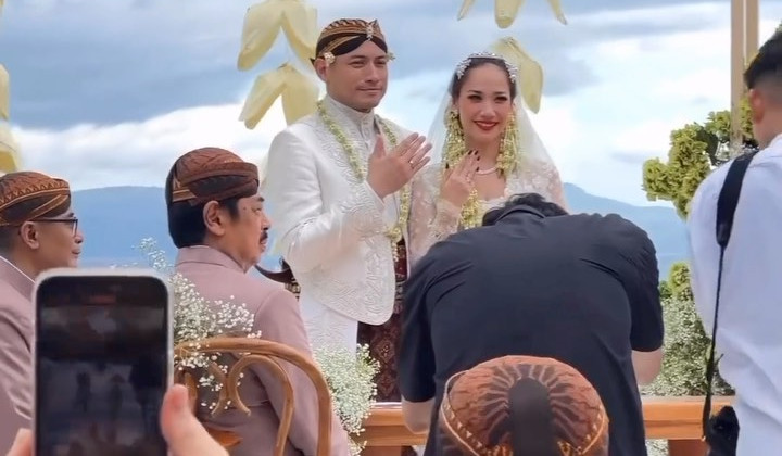 Foto: BCL dan Tiko Aryawardhana Semringah Pamer Cincin setelah Resmi Menikah