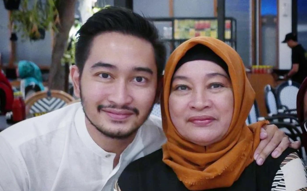 Foto: Jeje Govinda Tak Kuasa Tahan Tangis Kala Antar Sang Ibu ke Peristirahatan Terakhir