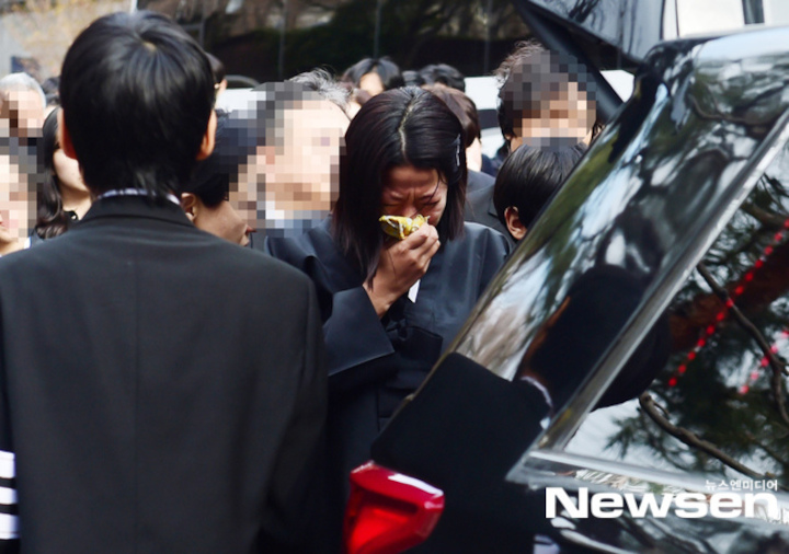 Jeon Hye Jin Tak Kuasa Tahan Tangis Saat Antar Lee Sun Kyun ke Pemakaman